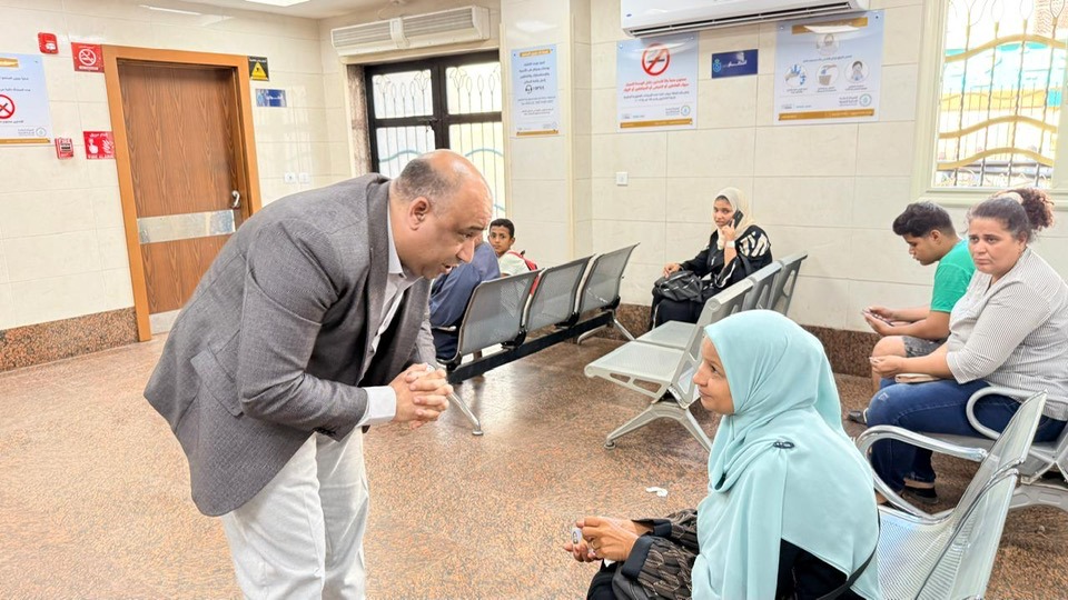 لقاء المواطنين خلال جولة داخل مركز طب أسرة الكرنك الجديد