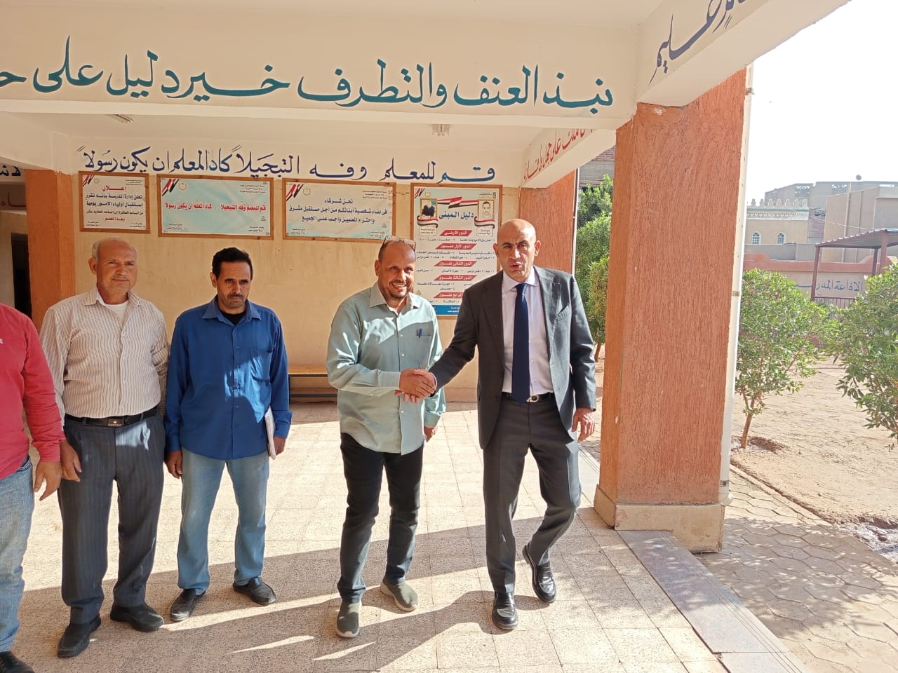 الوزير يصافح قيادات المدرسة الوزير يصافح قيادات المدرسة