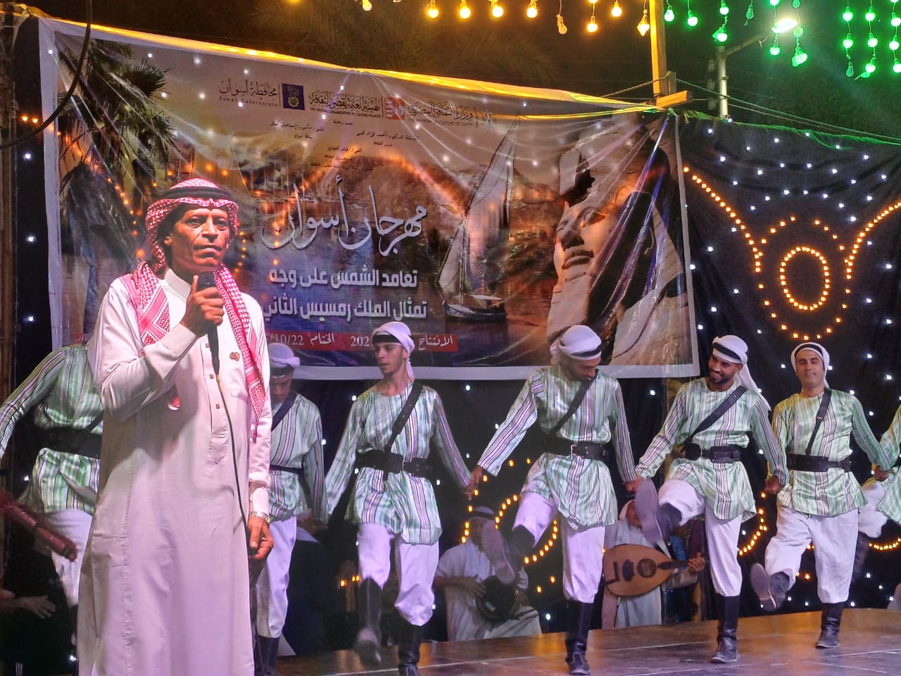 عروض فنية لـ8 فرق شعبية بمدينة أبوسمبل عروض فنية لـ8 فرق شعبية بمدينة أبوسمبل