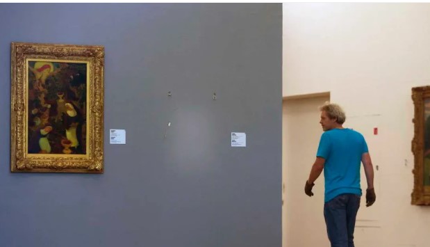 مساحة اللوحة المسروقة بالمتحف مساحة اللوحة المسروقة بالمتحف