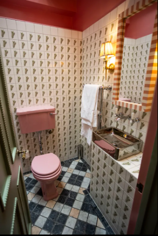 مرحاض الفندق الصغير في بريطانيا