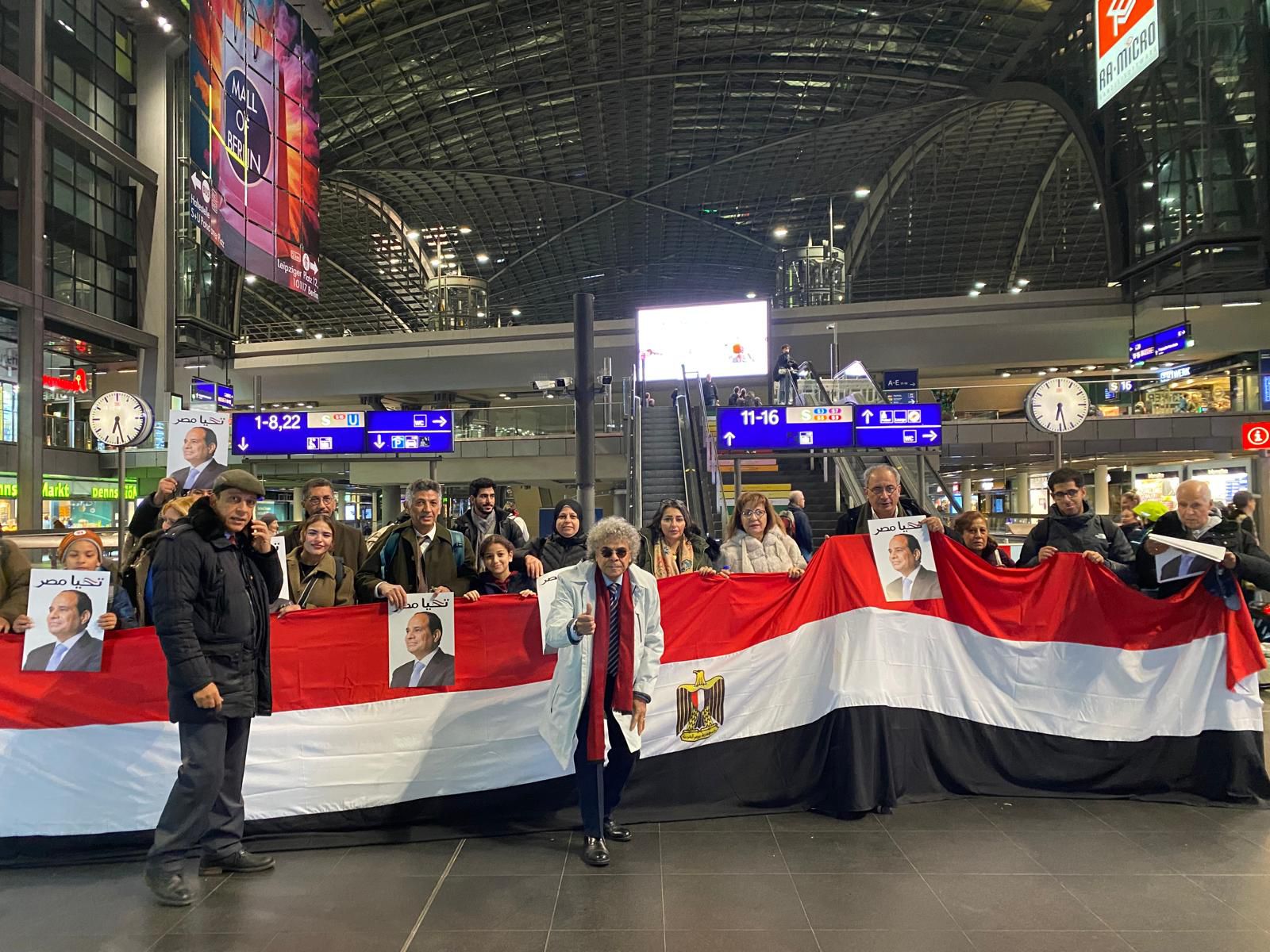 الجاليات المصرية تتحرك لبروكسل لاستقبال الرئيس السيسى (30)