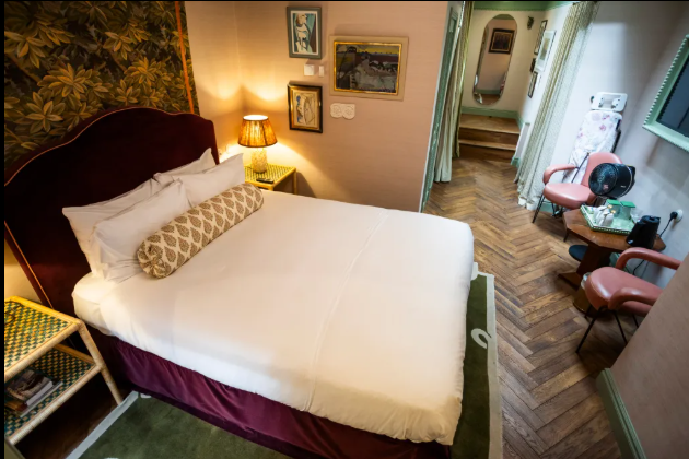 احدي غرف الفندق الصغير