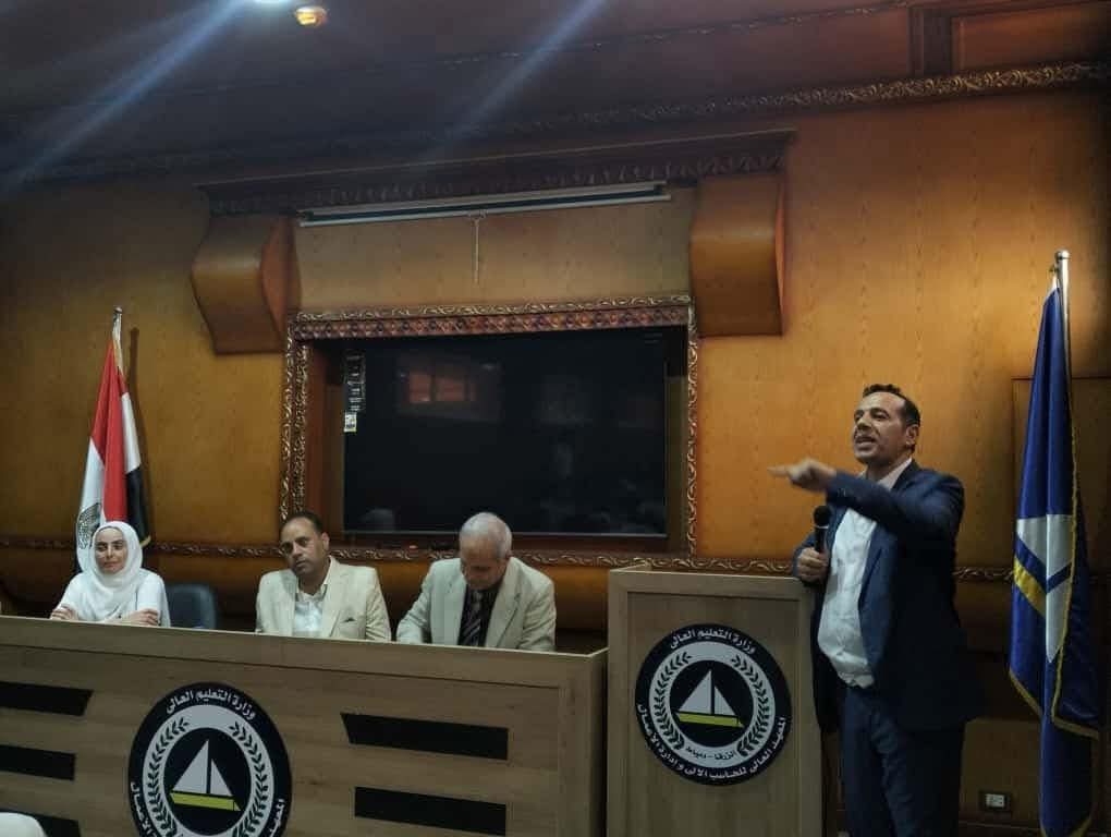 جانب من ندوة الكاتب الصحفى محمد ثروت بالمعهد العالى للحاسب الآلى وإدارة الأعمال بدمياط (2)