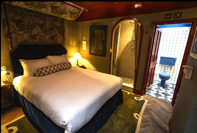 تفاصيل غرفة النوم داخل الفندق الصغير بأوكسفورد