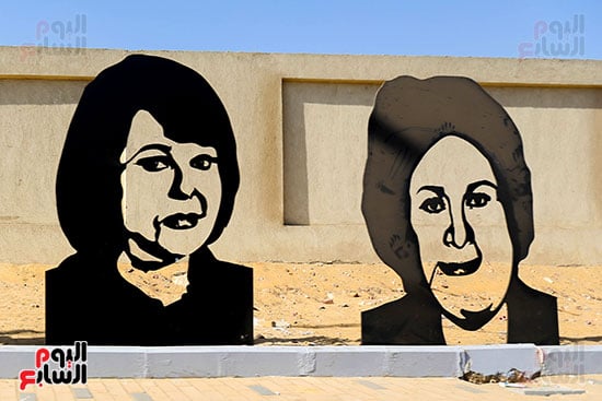 مجسمات فنية في محيط المتحف