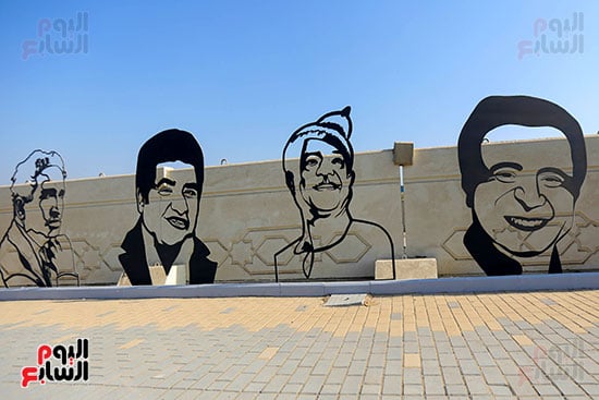 مجسمات فنية على جانبي الطريق الصحراوي