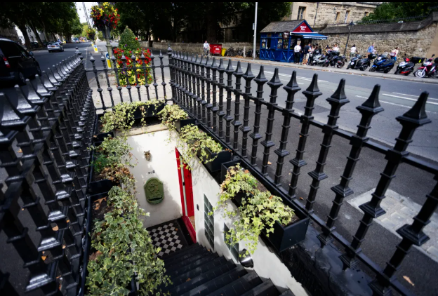 مدخل الفندق الصغير مزين بأصيص الزرع