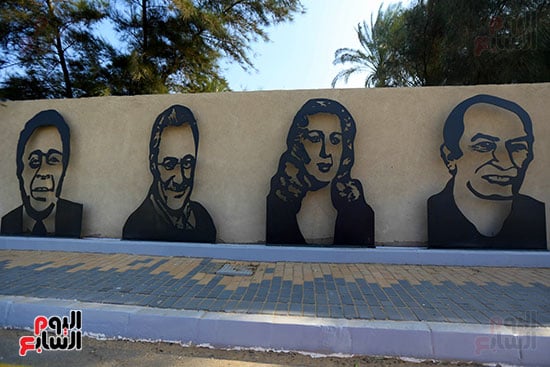 رموز مصر يزينون محيط المتحف المصري الكبير
