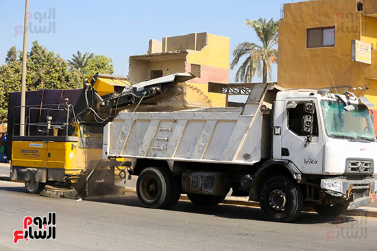 أعمال النظافة في محيط المتحف المصري الكبير