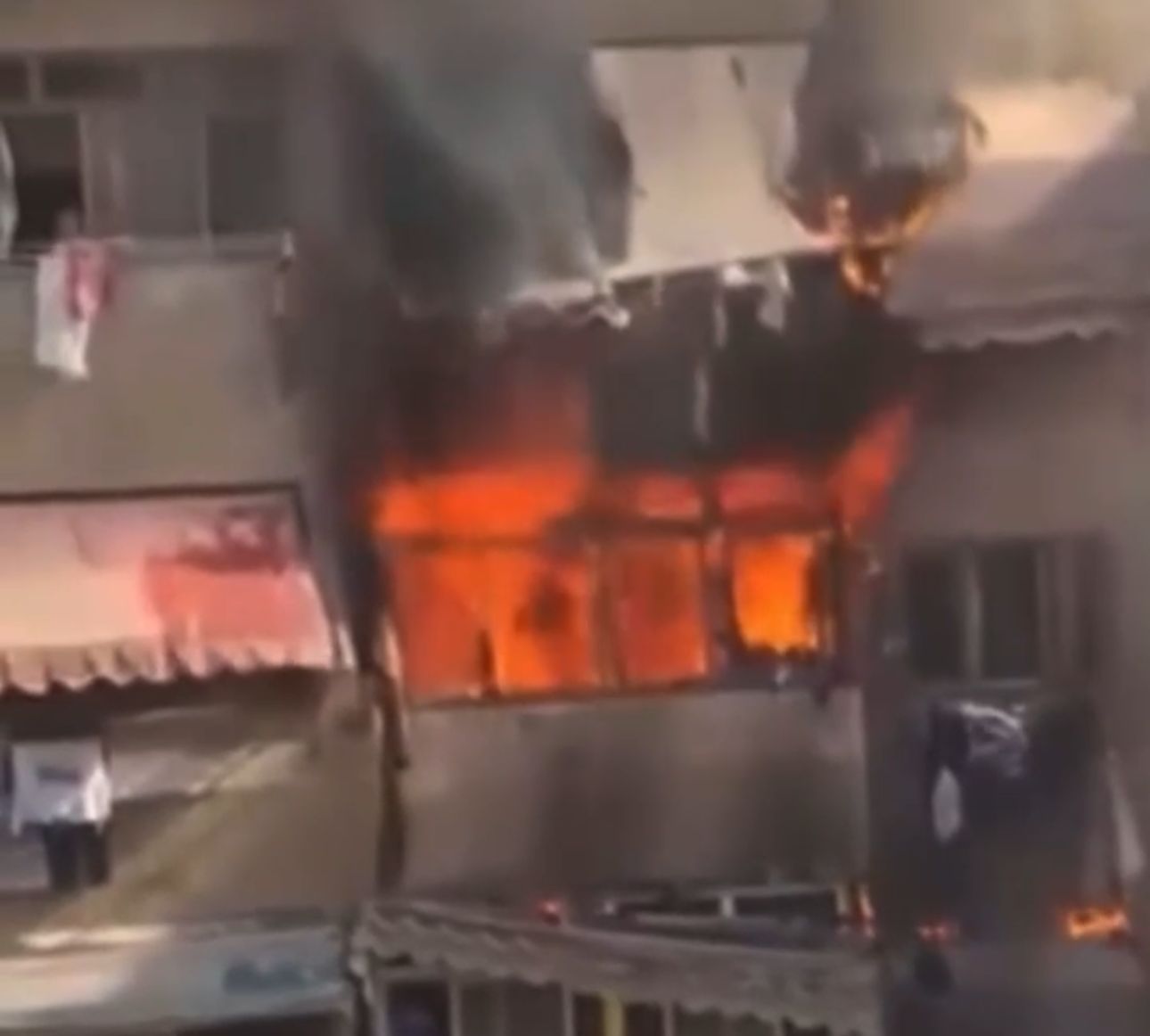 جانب من الحريق بالوحدة جانب من الحريق بالوحدة