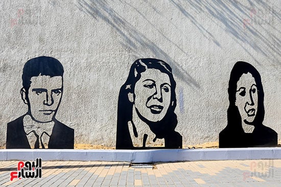 مجسمات فنية في محيط المتحف الكبير
