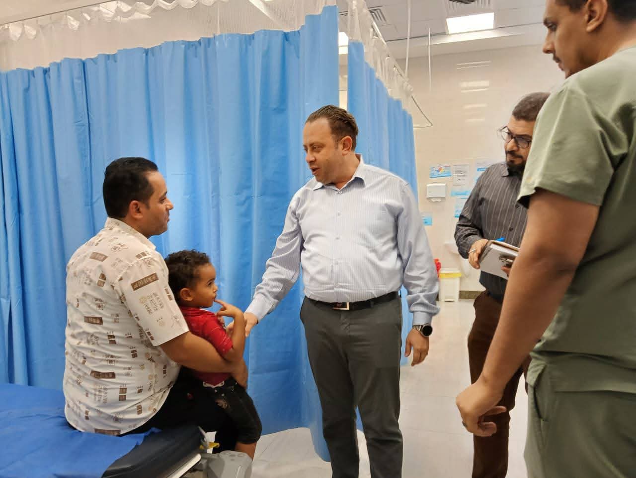 رئيس الرعاية الصحية بجنوب سيناء يلتقي باحد المرضى