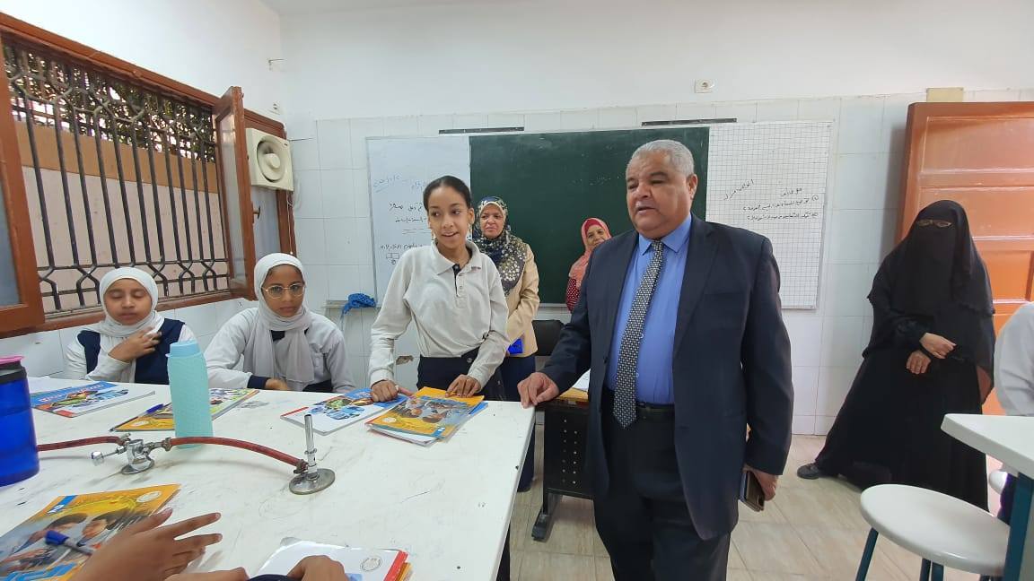 جولة وكيل التعليم يتفقد سير العملية التعليمية بعدد من مدارس المحافظة جولة وكيل التعليم يتفقد سير العملية التعليمية بعدد من مدارس المحافظة