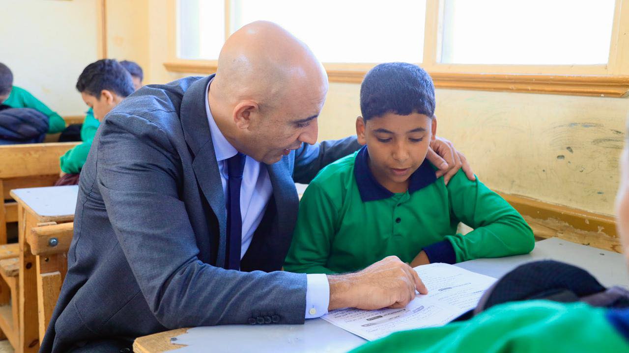 الوزير مع احد الطلاب