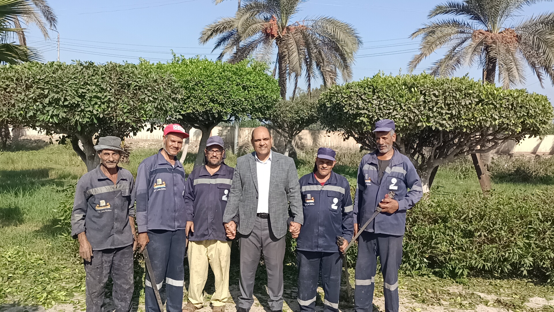 رئيس مدينة دسوق مع عمال النظافة