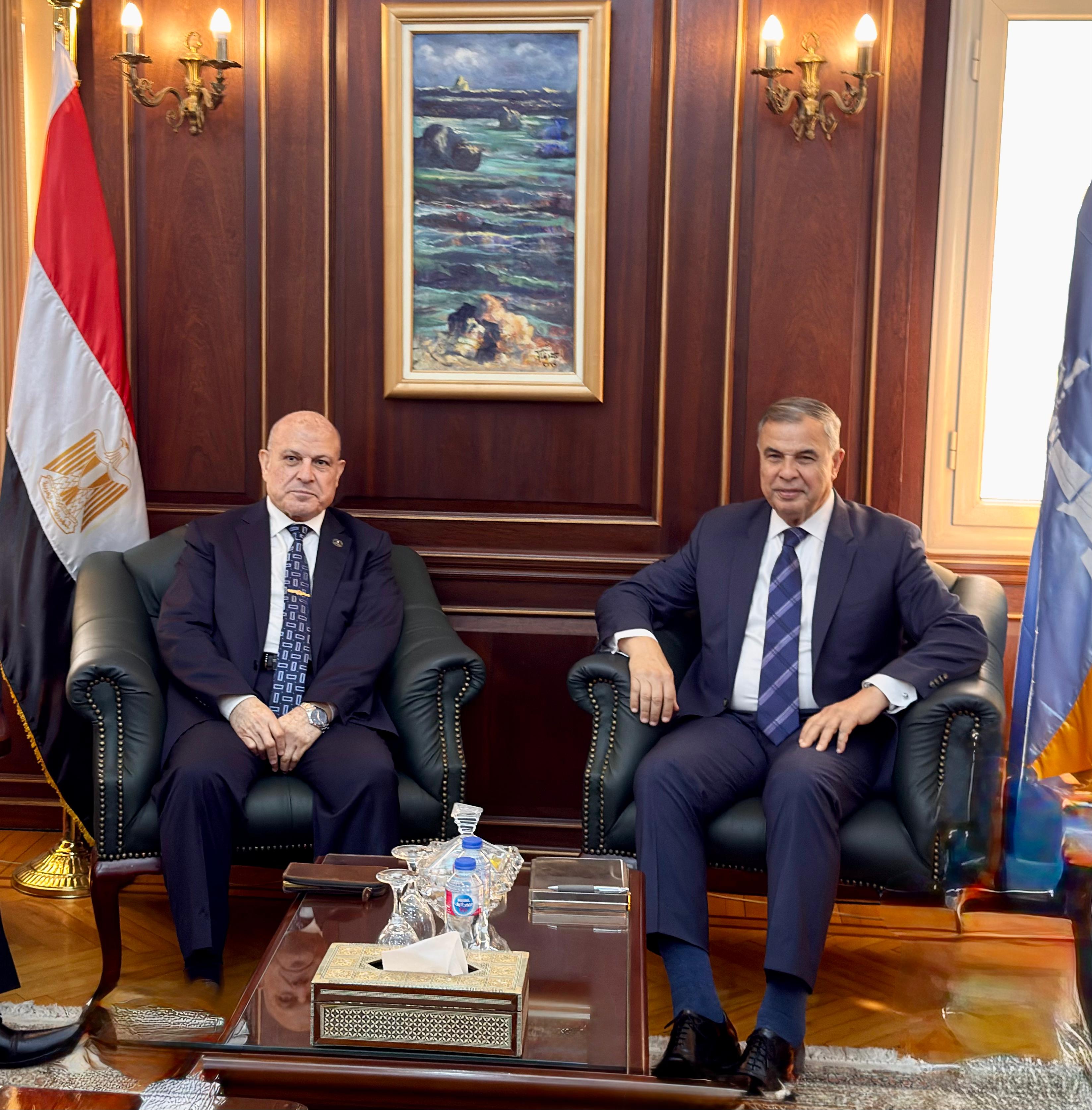 رئيس هيئة النيابة الإدارية يزور محافظ الإسكندرية (8)