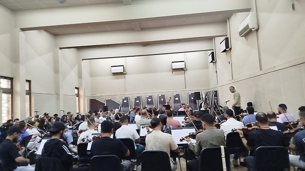 المايسترو مصطفي حلمي يقود بروفه لفرقة صابر الرباعى وسوما (4)