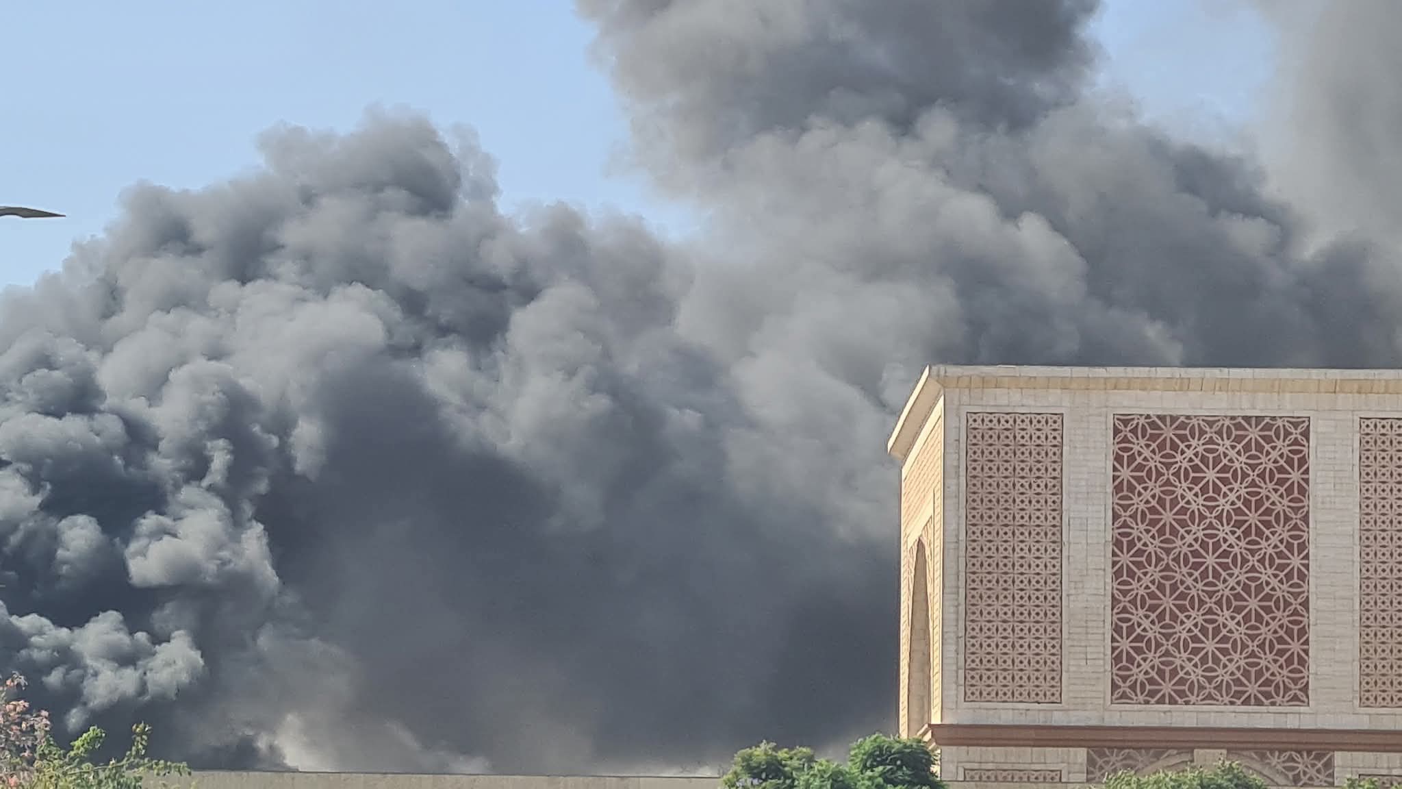 اندلاع حريق داخل مخزن فى التجمع (1)