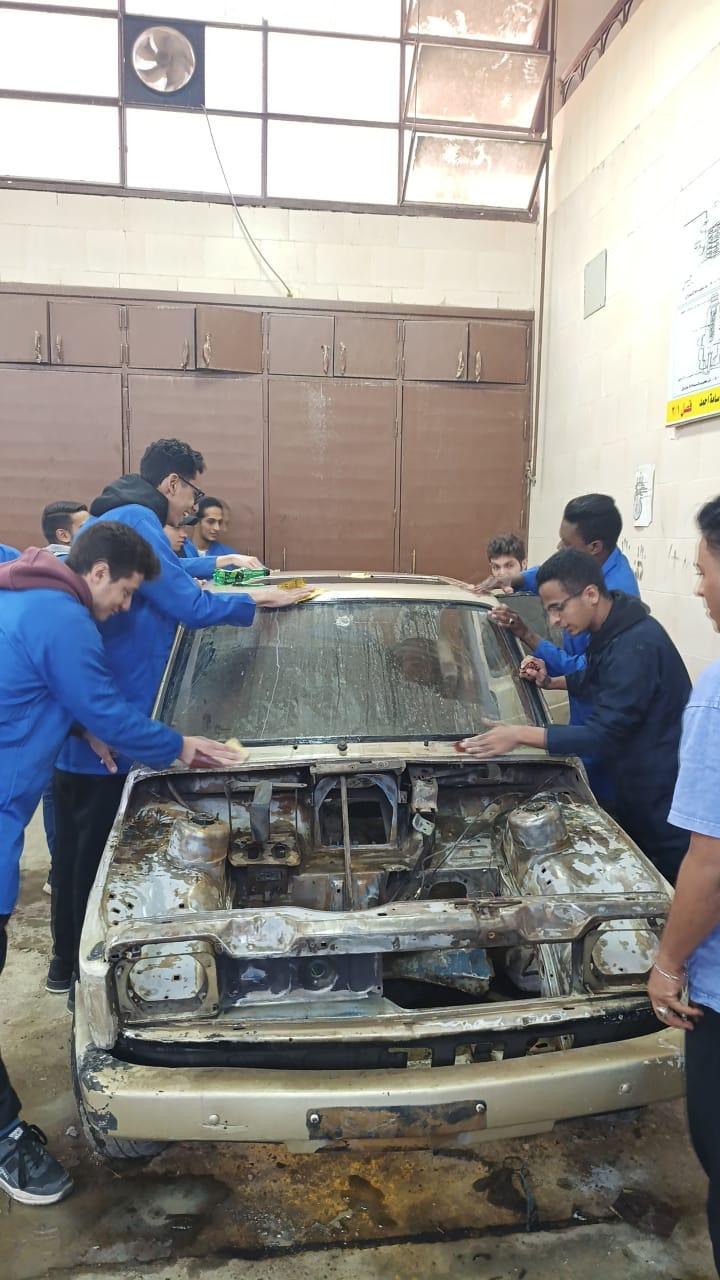 طلاب المدرسة خلال تنفيذ مشروع السيارة