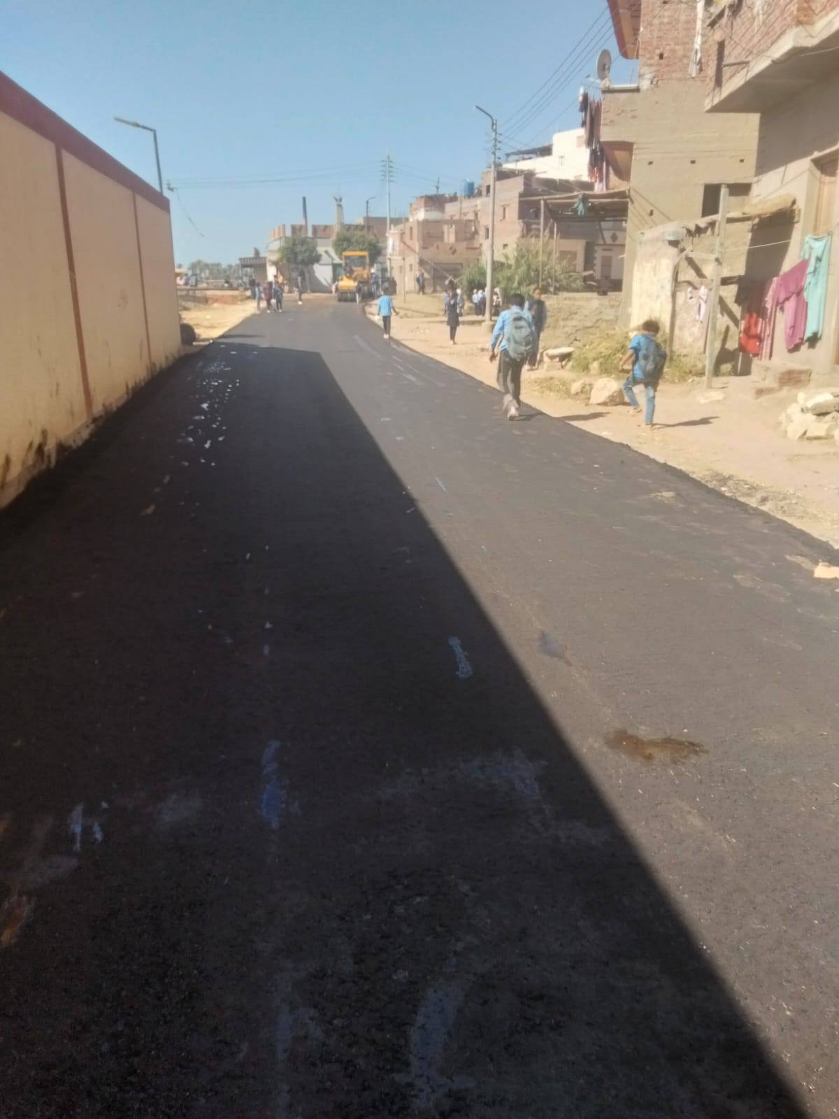 رصف الطرق ضمن مبادرة حياة كريمة رصف الطرق ضمن مبادرة حياة كريمة