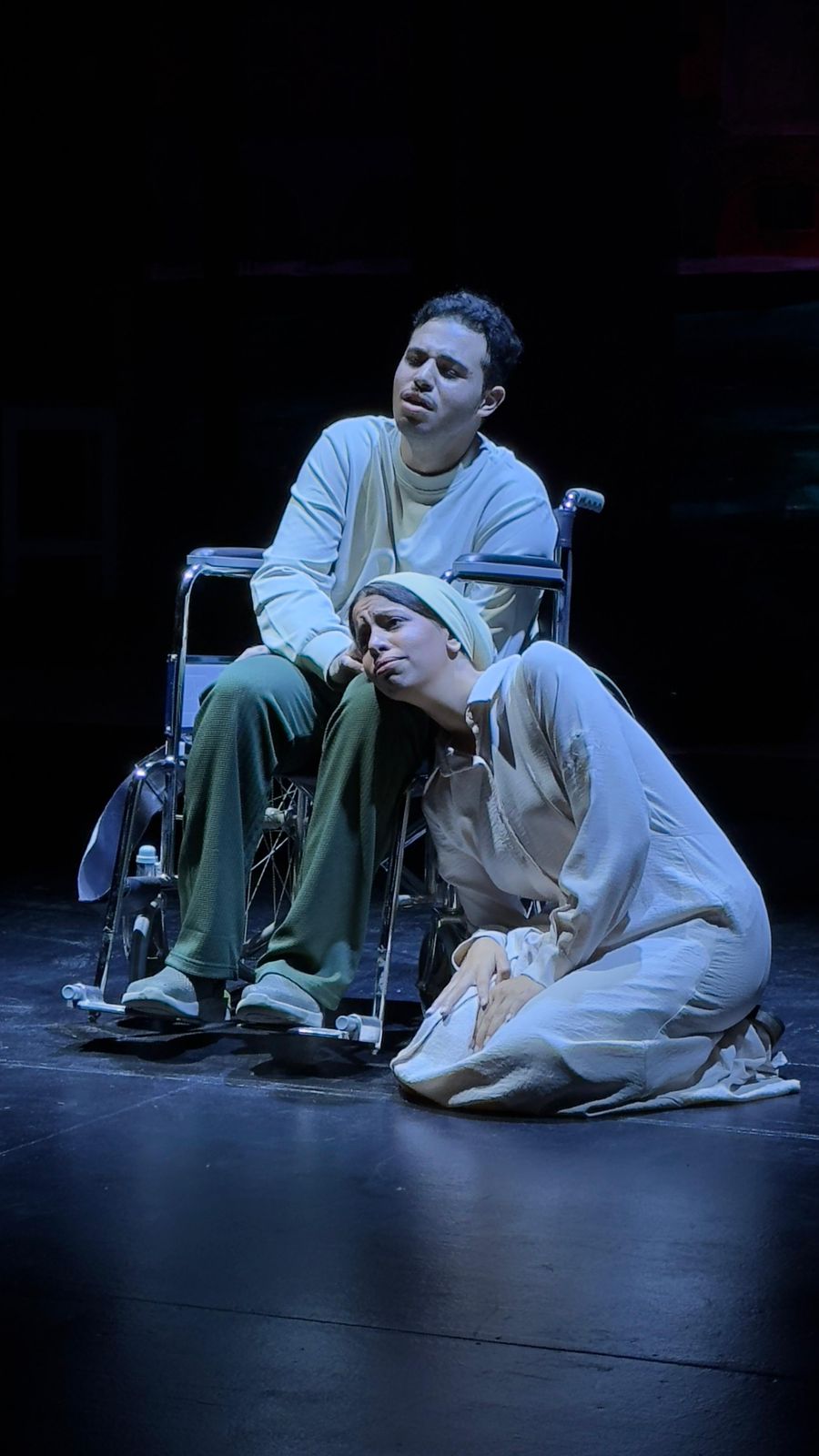 روجينا وأشرف زكي يحتفيان بموهبة ابنتهما مريم اشرف زكي في عرض “بين الميه والهوا” بالجامعة الأمريكية (2)