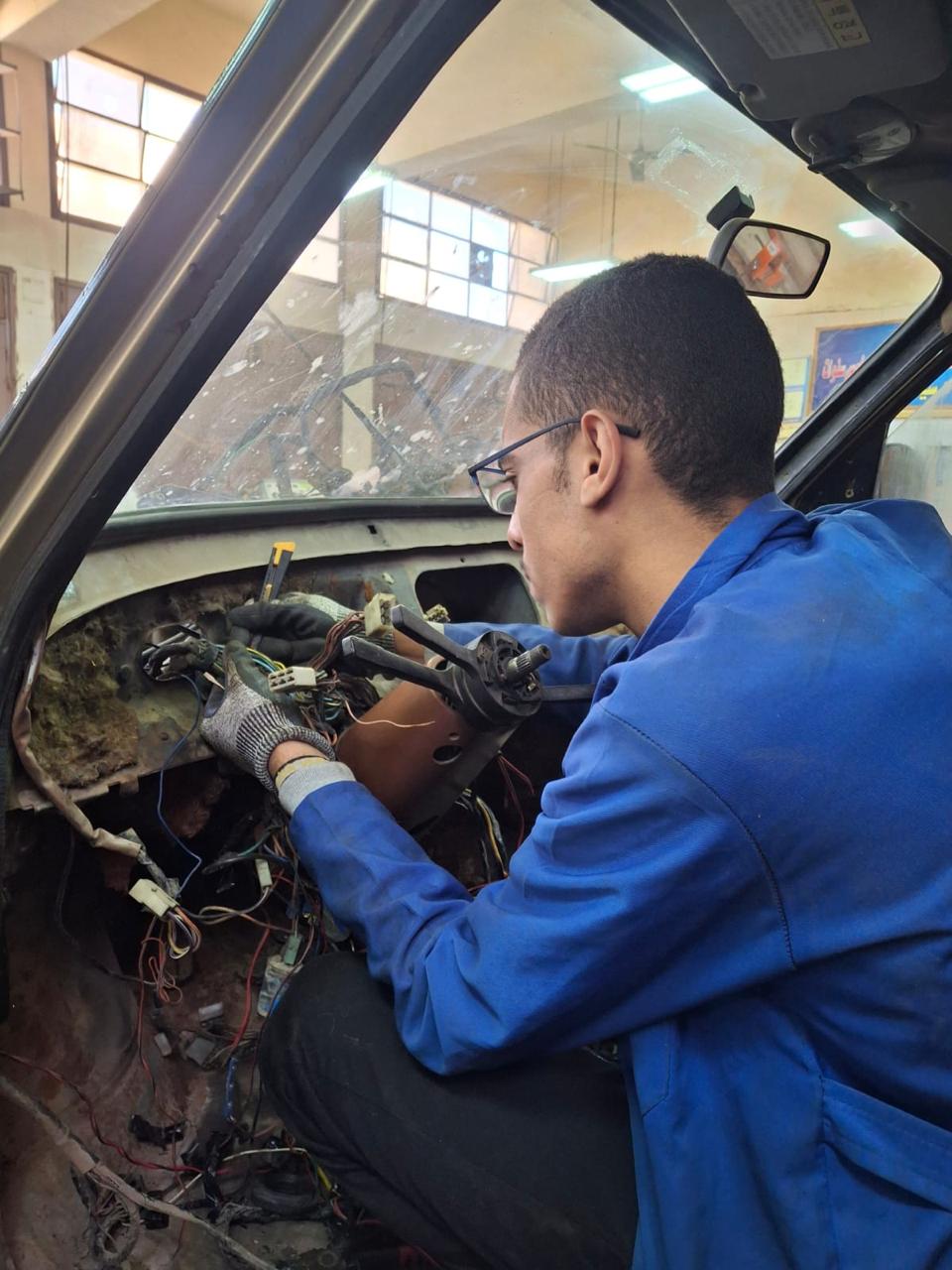 عمر خلال مشاركته في تنفيذ مشروع السيارة بالمدرسة