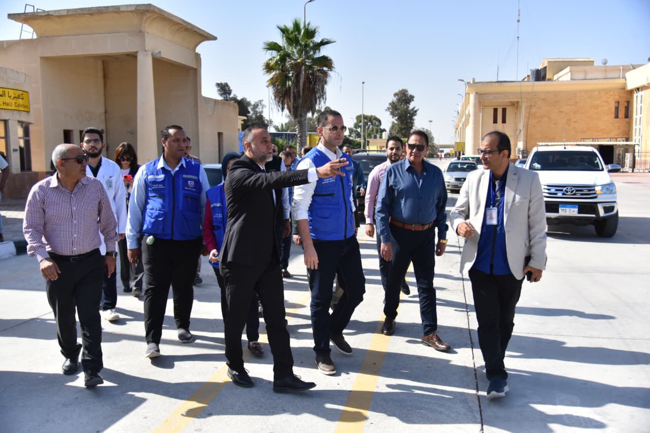 نائب وزير الصحة يتفقد ميناء رفح البري