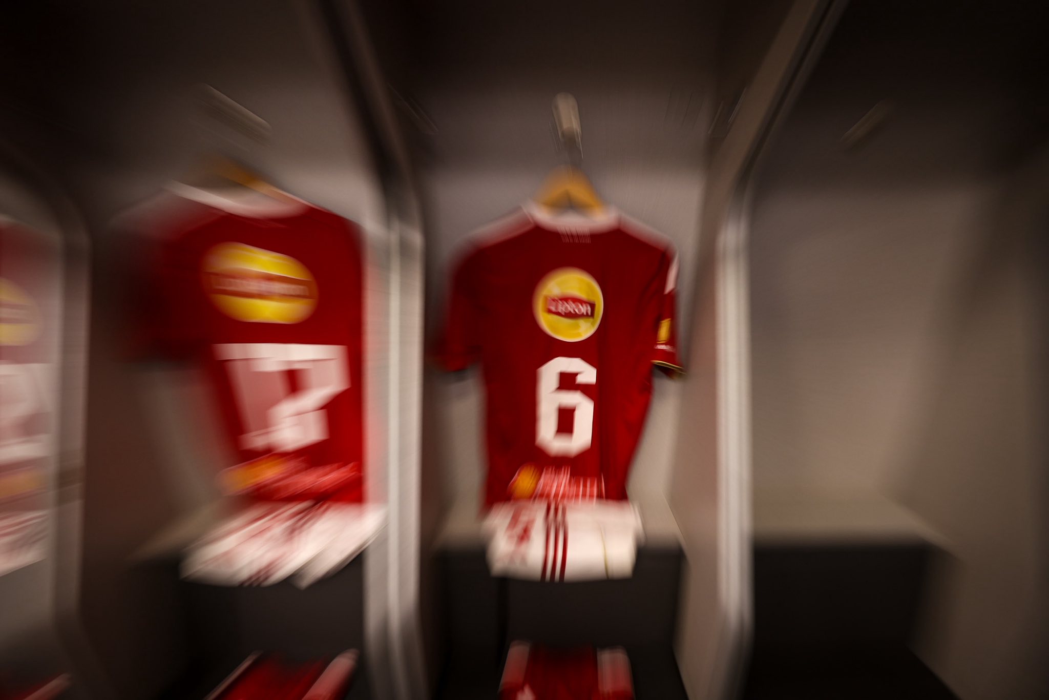 قميص ياسر وبن شرقي قميص ياسر وبن شرقي