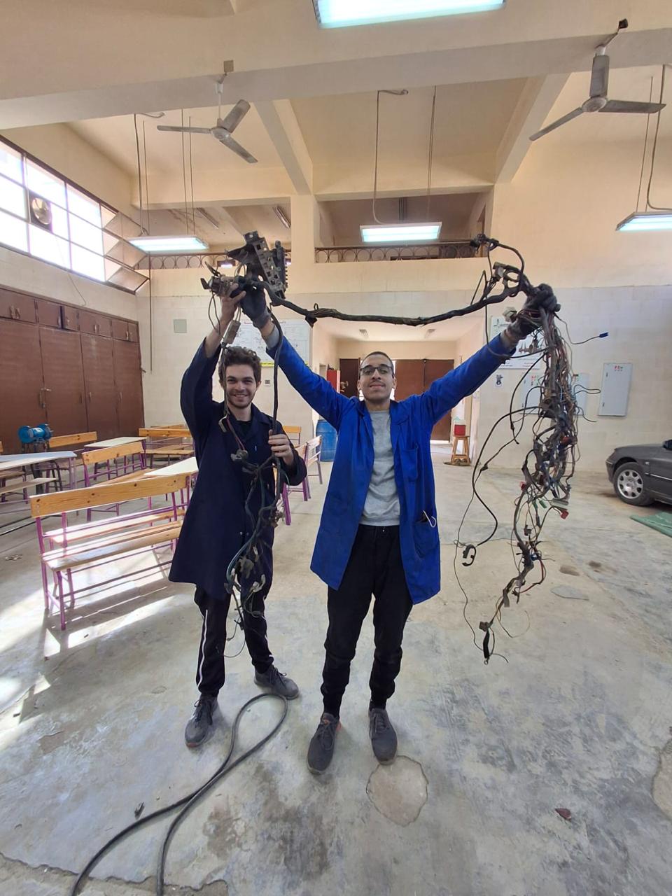 عمر أحمد خلال تنفيذ مشروع السيارة