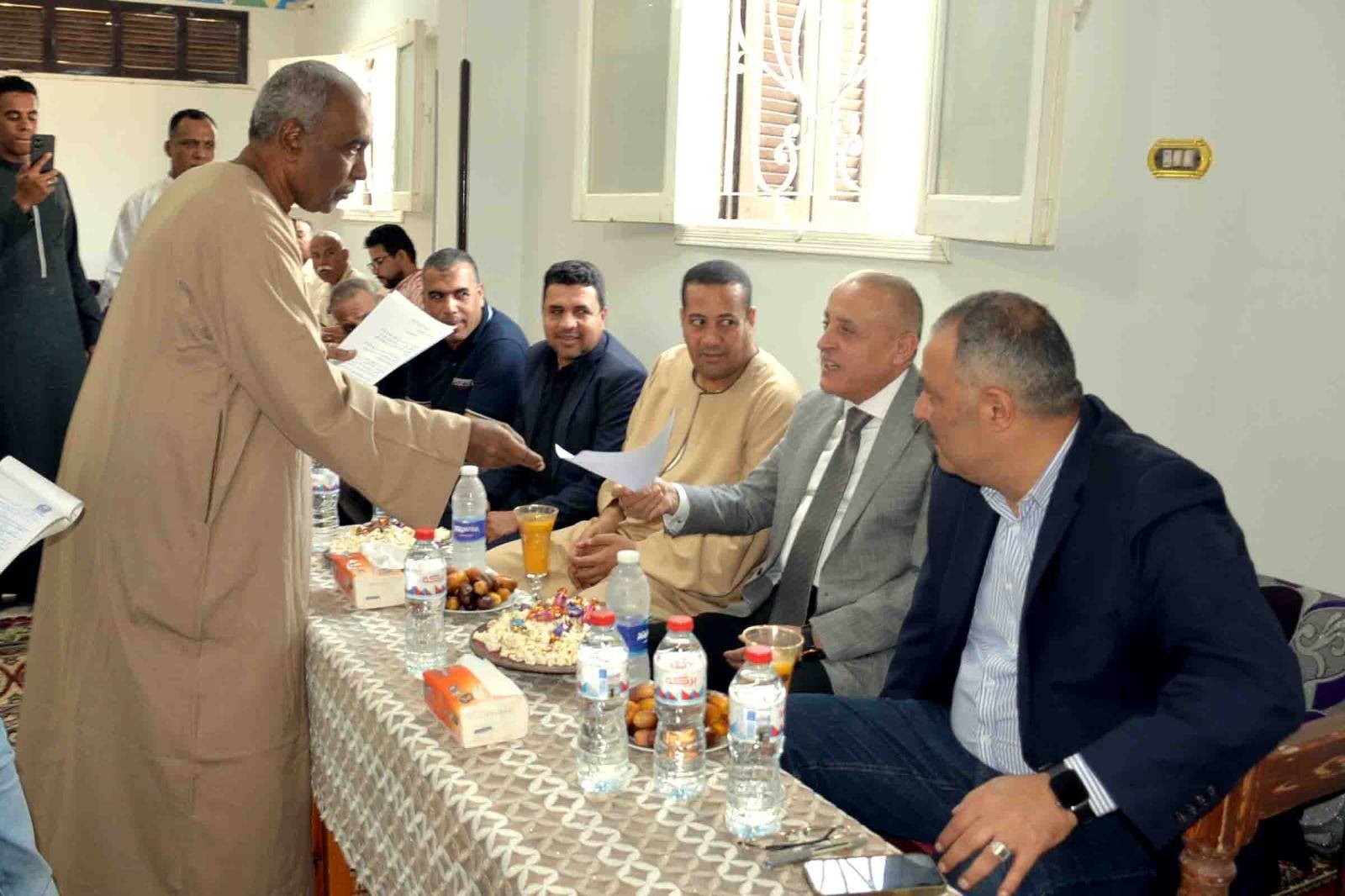 محافظ الأقصر يلبي دعوة أهالي منشية النوبة ويزور القرية لبحث شكواهم محافظ الأقصر يلبي دعوة أهالي منشية النوبة ويزور القرية لبحث شكواهم