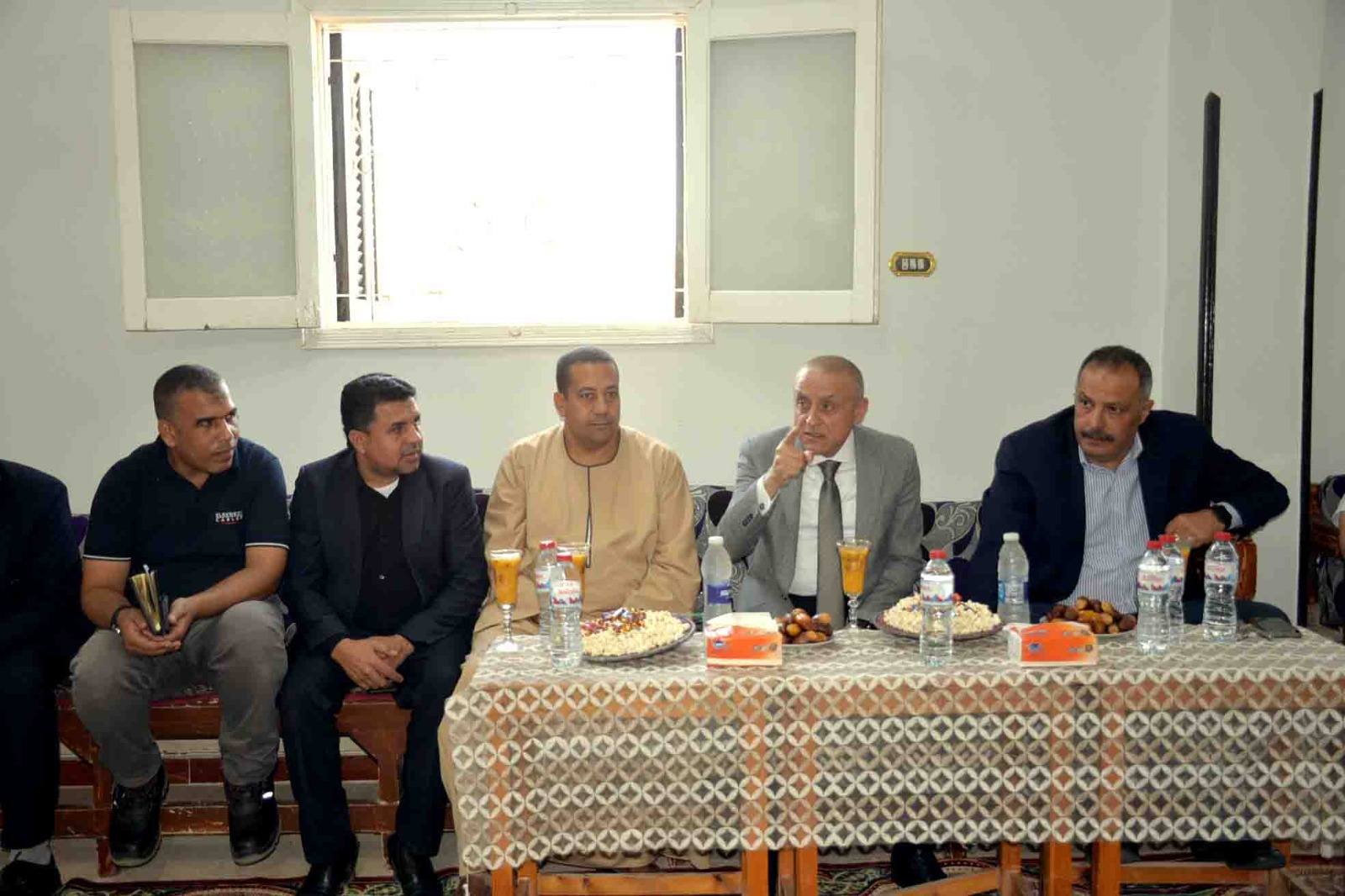 محافظ الأقصر يلبي دعوة أهالي منشية النوبة ويزور القرية للإستماع لمطالبهم محافظ الأقصر يلبي دعوة أهالي منشية النوبة ويزور القرية للإستماع لمطالبهم