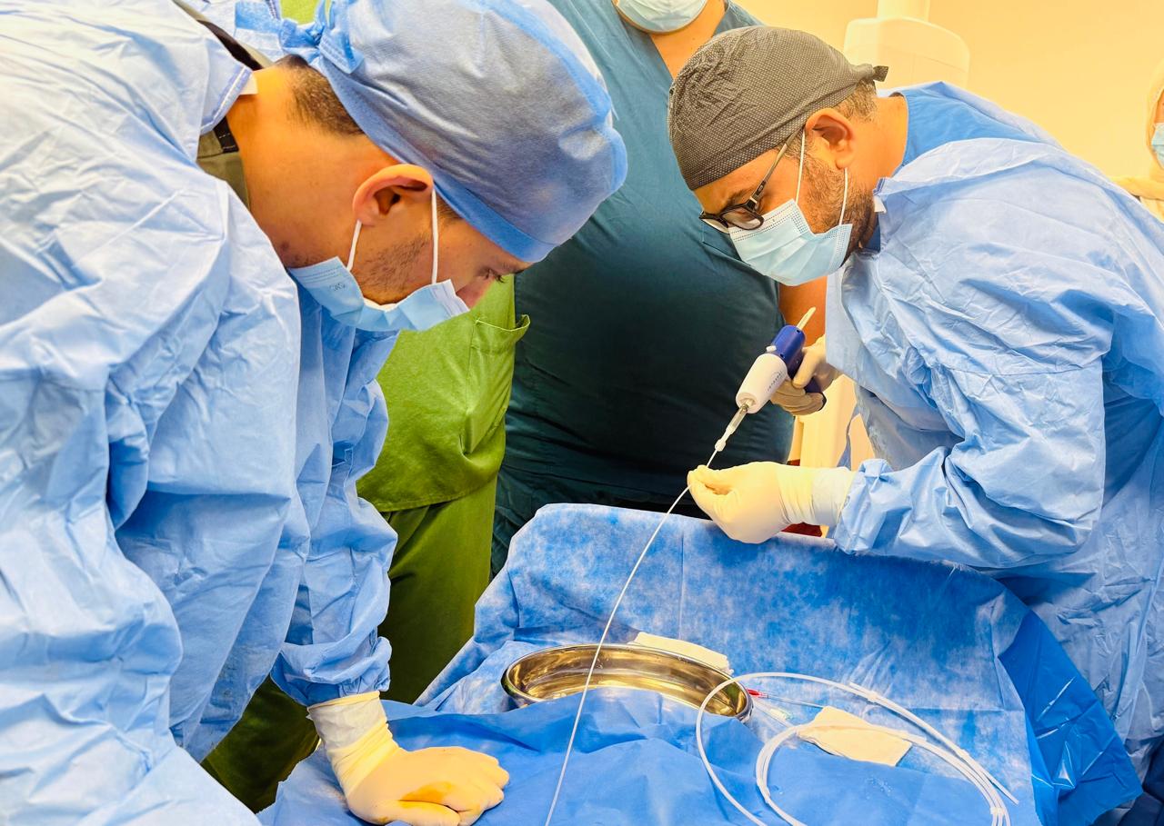 تنفيذ 5 عمليات ناجحة بنسبة 100% باستخدام تقنية الصمغ الطبي