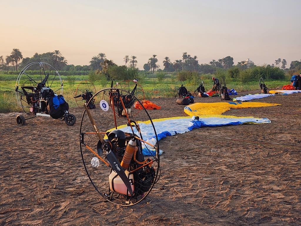 مظلات الباراموتور قبل الاقلاع بالمغامرون فى السماء مظلات الباراموتور قبل الاقلاع بالمغامرون فى السماء