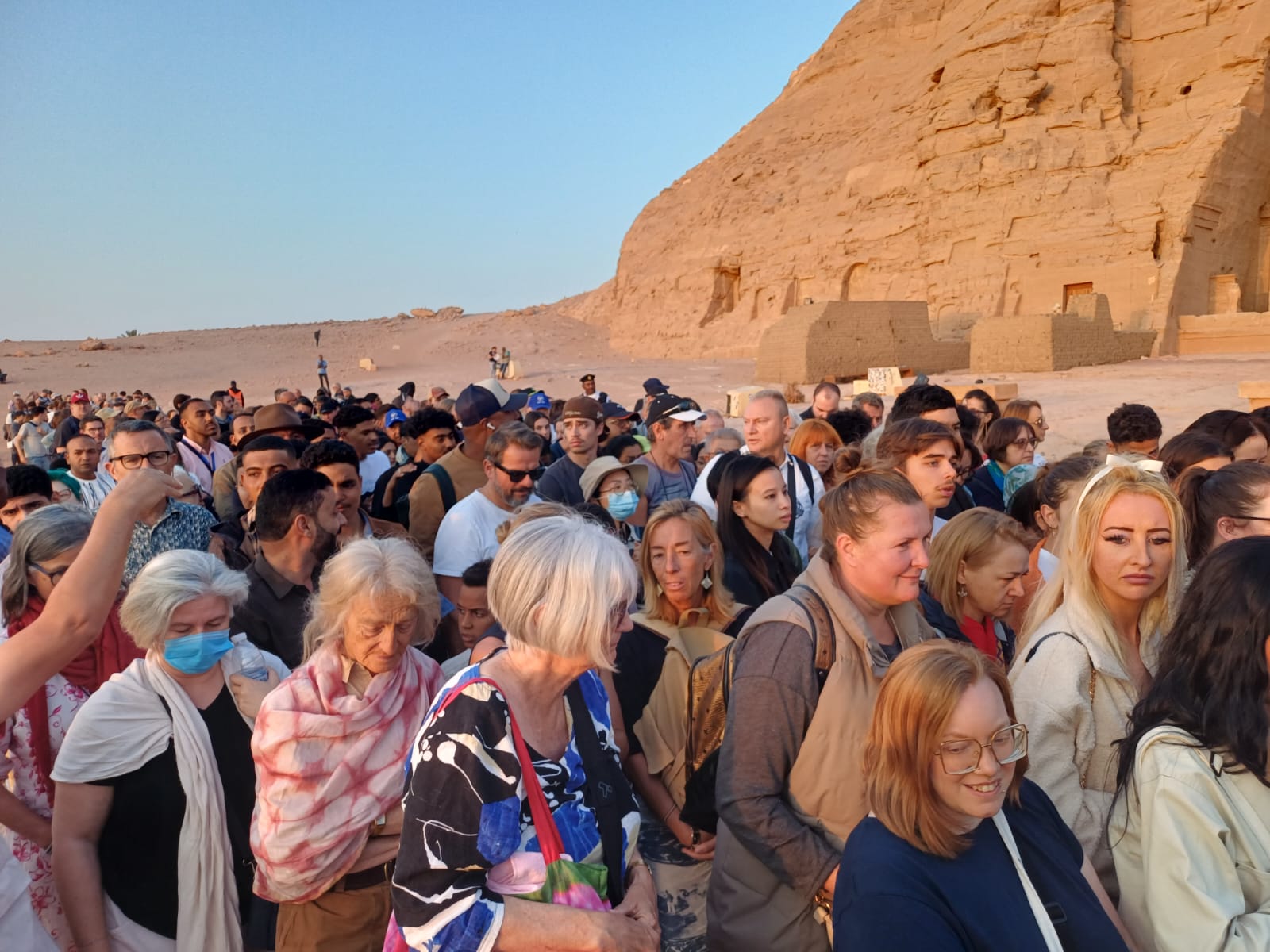 آلاف السائحين يصطفون لمشاهدة تعامد الشمس (6)