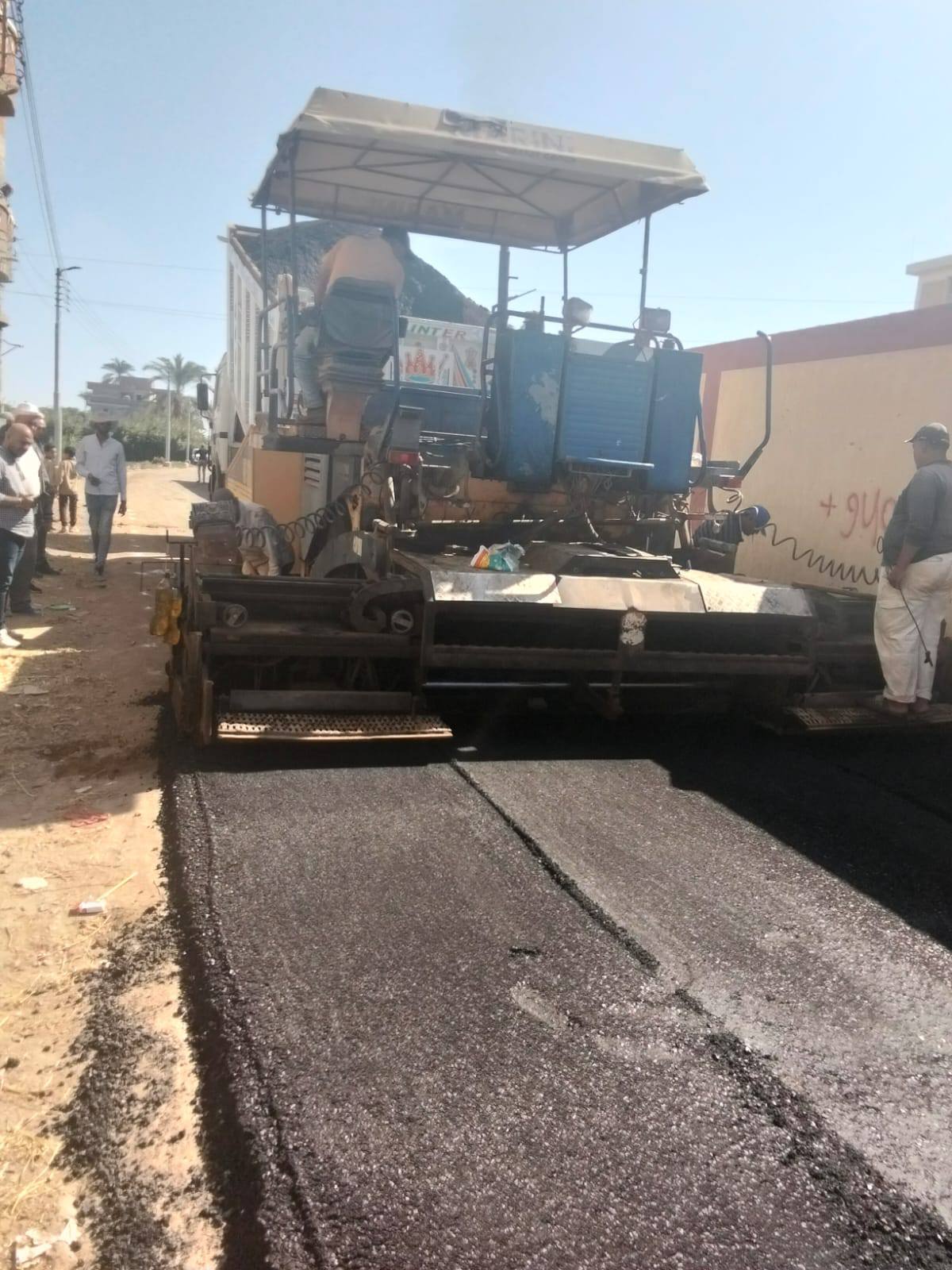 الأعمال الجارية في رصف طرق مطوبس الأعمال الجارية في رصف طرق مطوبس