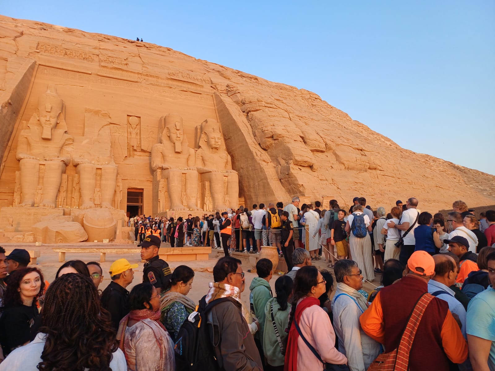 آلاف السائحين يصطفون لمشاهدة تعامد الشمس (3)