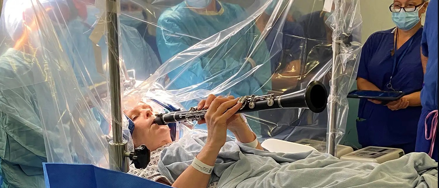 امراة تعزف على آاله أثناء الجراحة امراة تعزف على آاله أثناء الجراحة