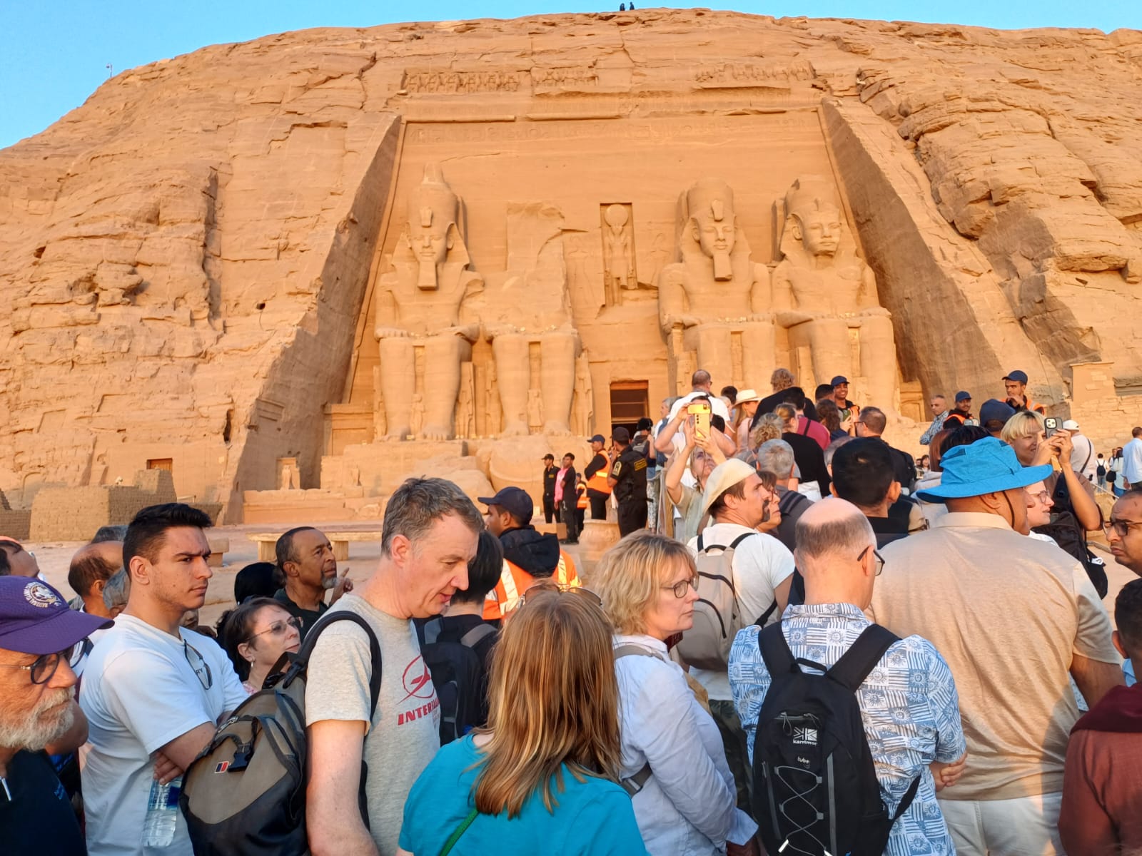 آلاف السائحين يصطفون لمشاهدة تعامد الشمس (1)