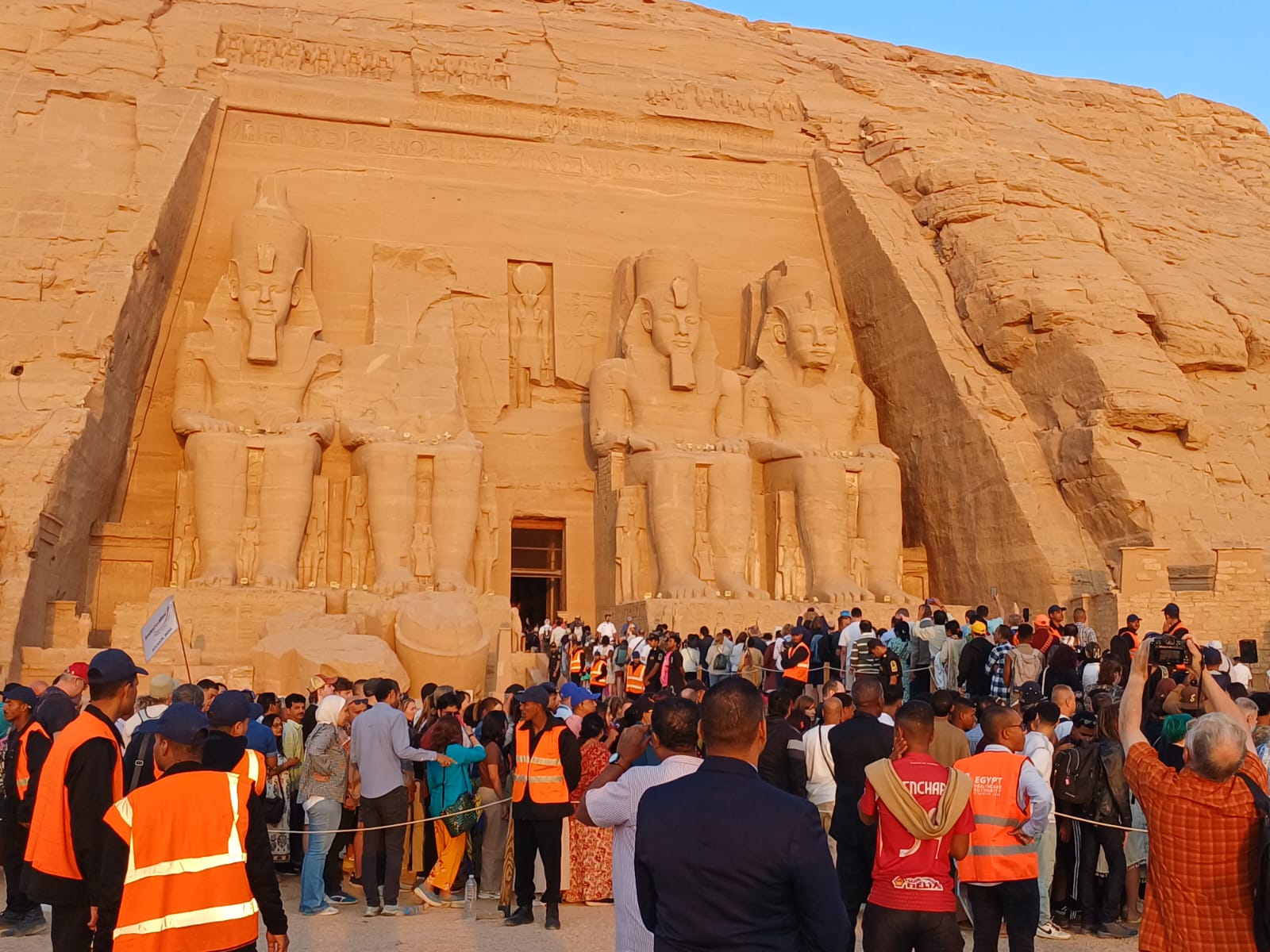 آلاف السائحين يصطفون لمشاهدة تعامد الشمس (5)