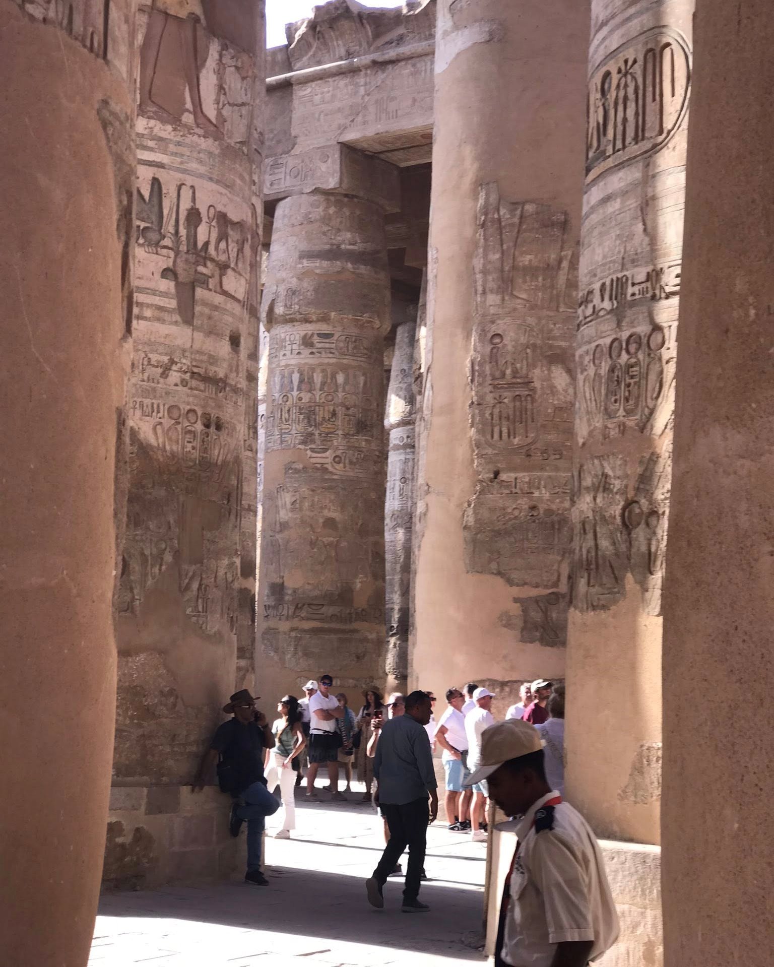 السياح يستمتعون فى قلب صالة الأعمدة الكبرى