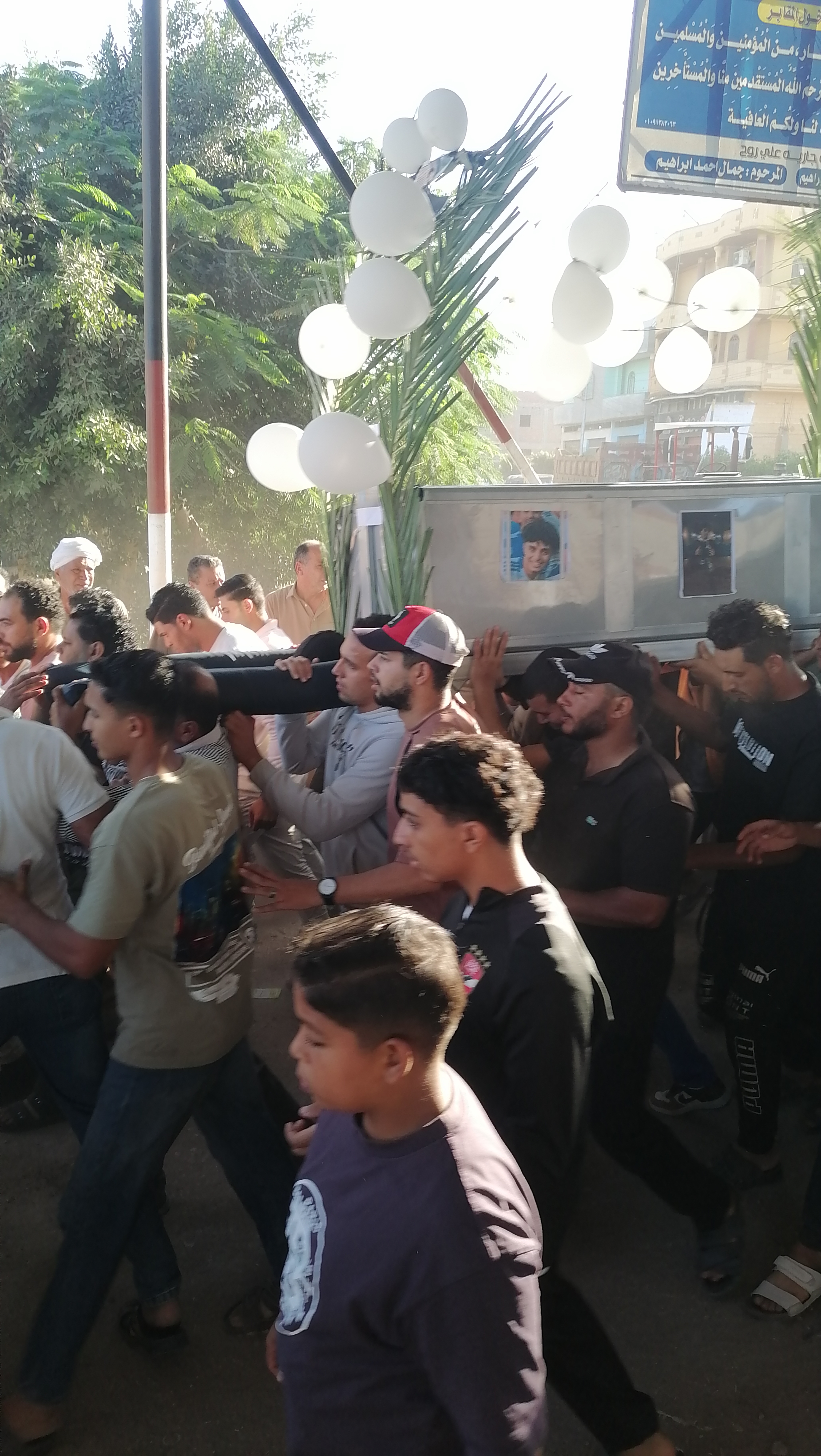 حزن اصدقاءه