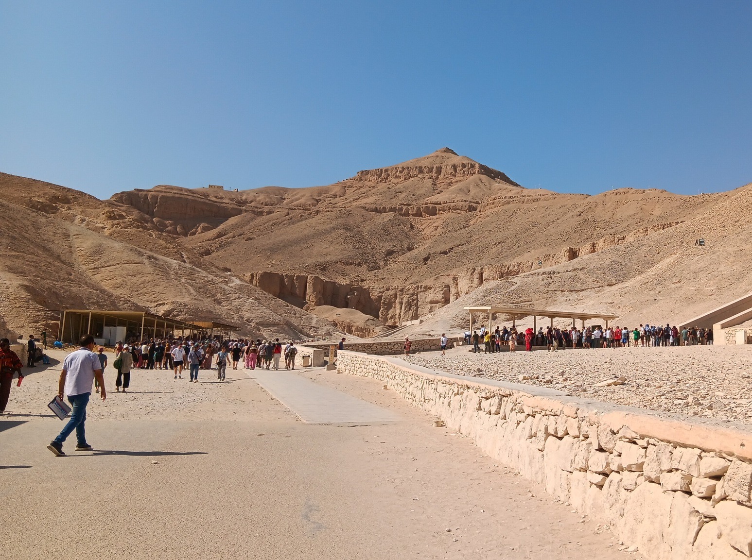 توافد سياحي على منطقة وادى الملوك والملكات توافد سياحي على منطقة وادى الملوك والملكات