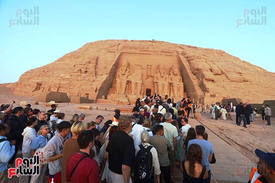 آلاف السائحين يحضرون تعامد الشمس على معبد أبو سمبل