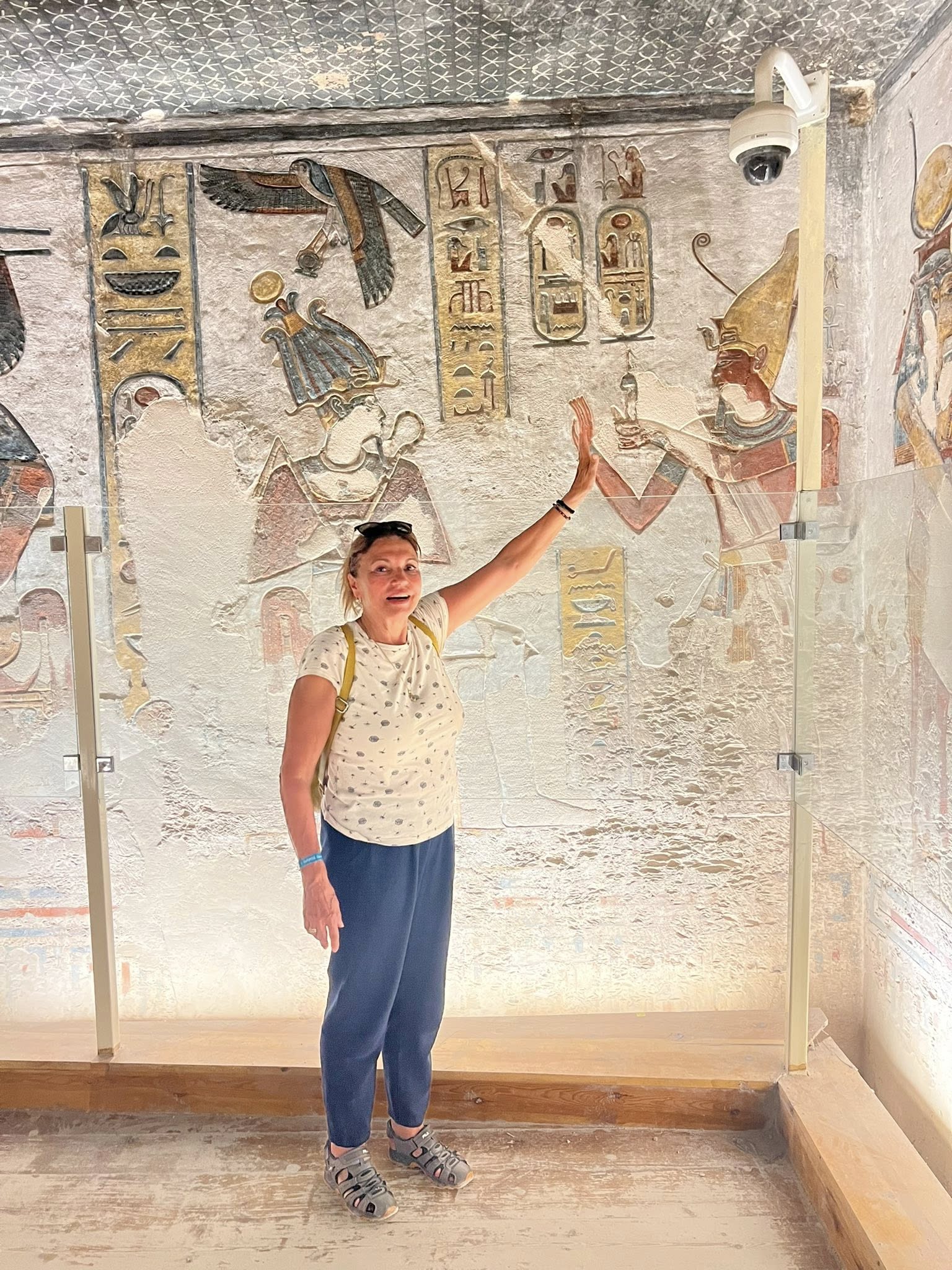 أجنبية تستمتع داخل مقابر الملوك بالأقصر أجنبية تستمتع داخل مقابر الملوك بالأقصر