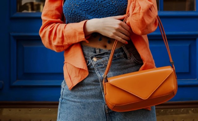 تعليق الحقيبة من ثنية الكوع تعليق الحقيبة من ثنية الكوع