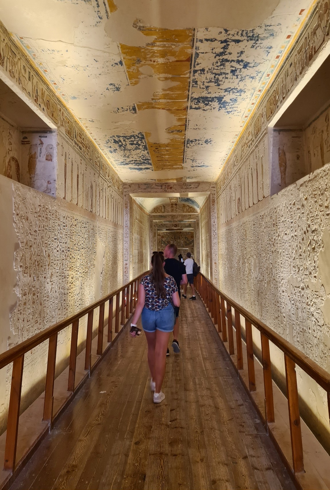 السياح يستمتعون فى قلب مقابر ملوك الأقصر