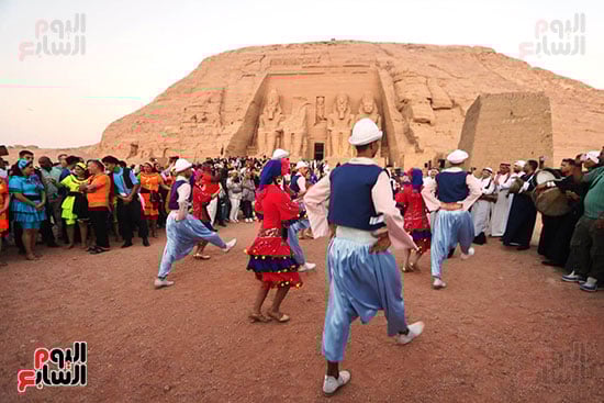 السائحون يشاهدون بمعبد أبو سمبل