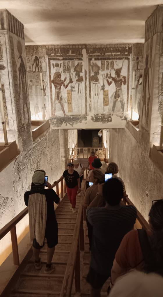 مقابر ملوك الأقصر تسحر قلوب سياح العالم مقابر ملوك الأقصر تسحر قلوب سياح العالم