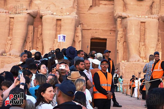 آلاف السائحين يحتفون بحضورهم تعامد الشمس على معبد أبو سمبل
